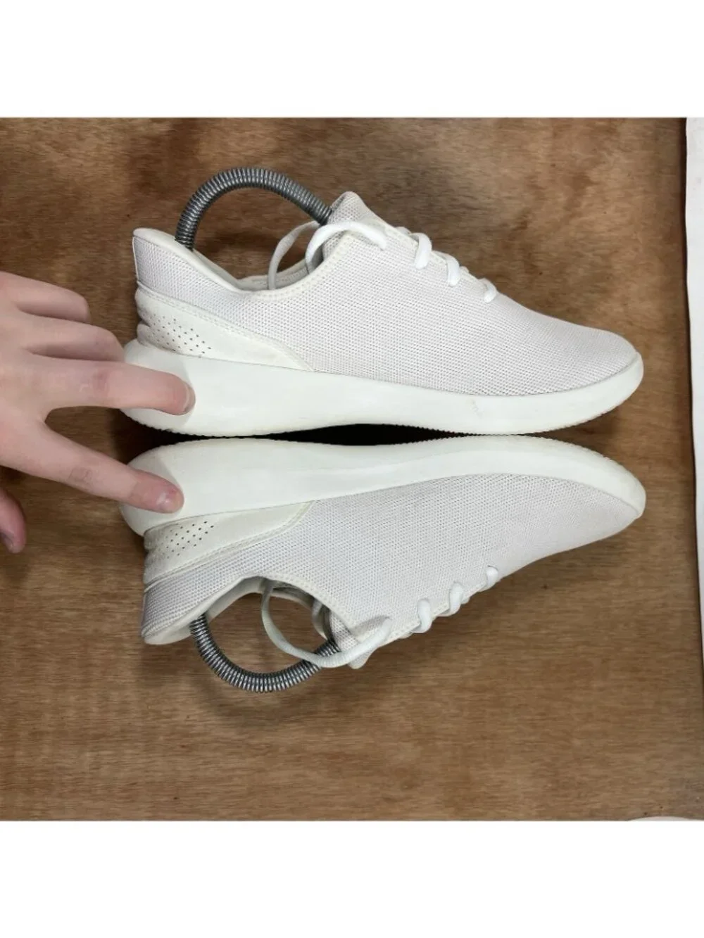 KIZIK Lima Women’s Size 9 White Hand Free Athletic Shoes